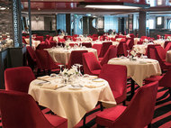 朝から夜までイベントが目白押し! <br />華やかなパーティで洋上ライフを満喫