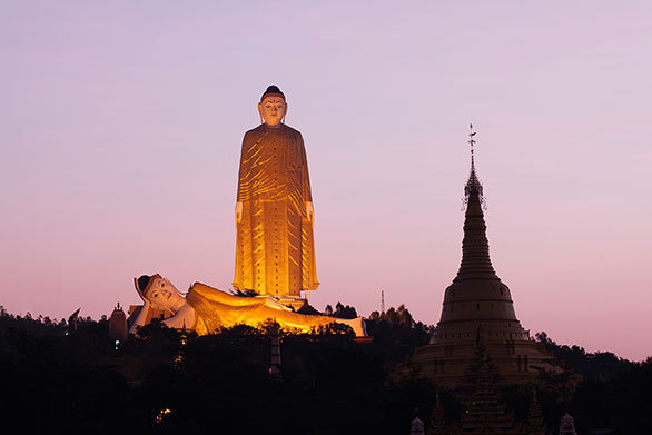 すっくと立つ仏像と寝転ぶ仏像が並ぶ ミャンマーの田舎のユニークすぎる風景 今日の絶景