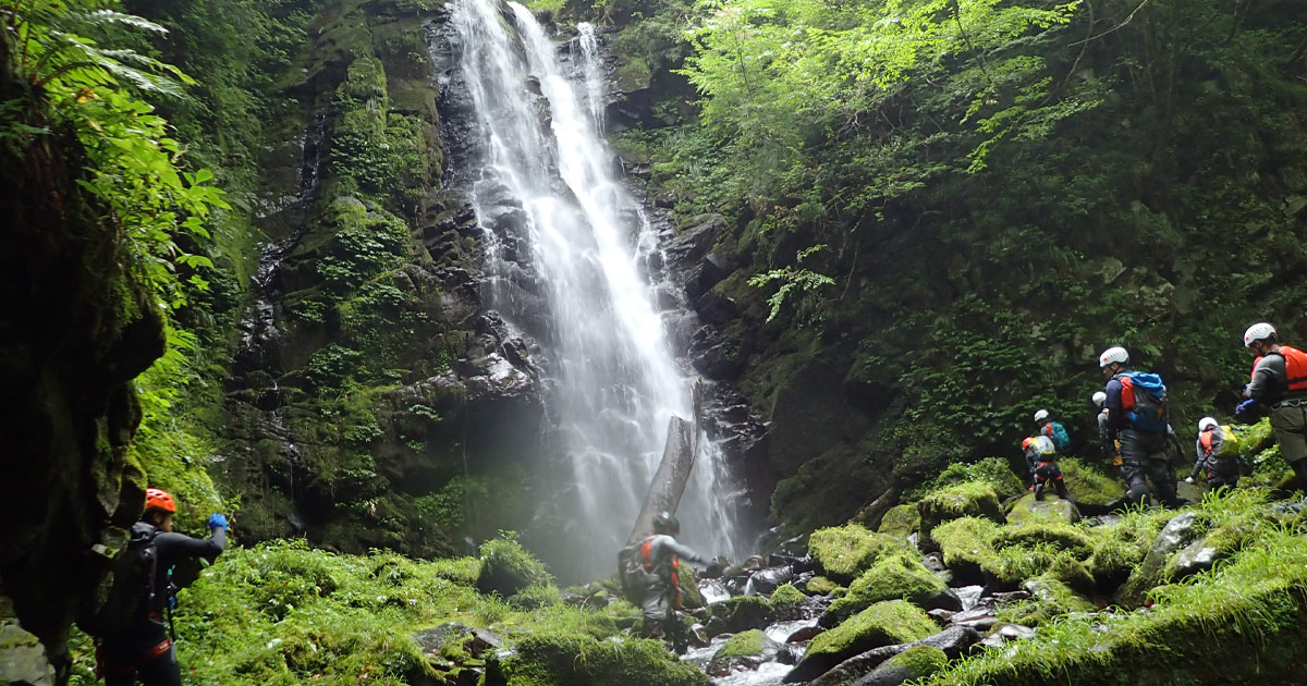 鳥取県 2022年版】 夏の絶景・風物詩6選 渓谷で水遊びを楽しみ大自然を