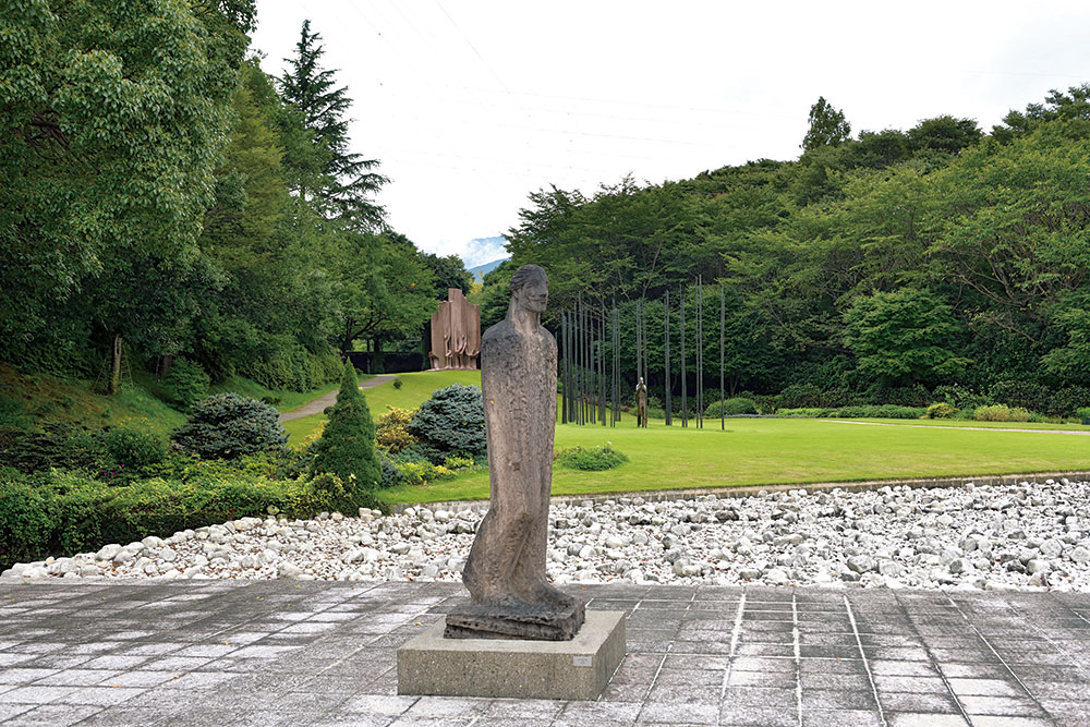 ヴァンジ彫刻庭園美術館 静岡 クレマチスの丘にそびえる 写真 4枚目