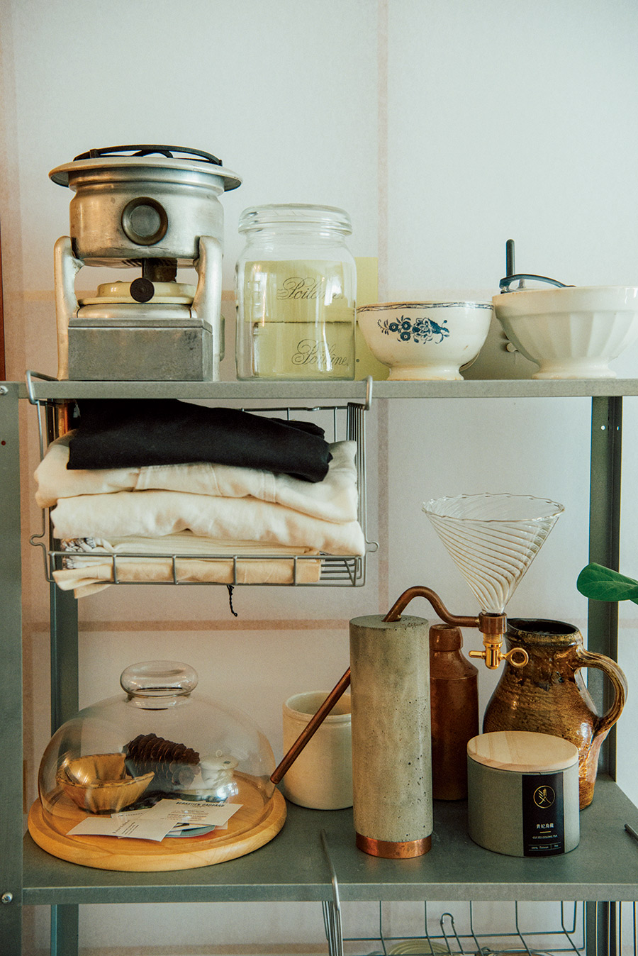 小学校の理科室の引き出しも活用 写真家夫婦の素敵なdiyキッチン 居心地がいい部屋は キッチンが生きている