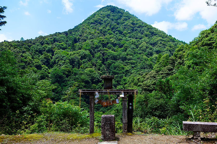 京都府 夏の絶景 風物詩4選 ピラミッドの山容をした神秘の神体山 いつか行きたい 日本にしかない風景 再発見