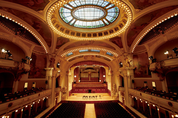 プラハの春 音楽祭が開幕されるスメタナホール