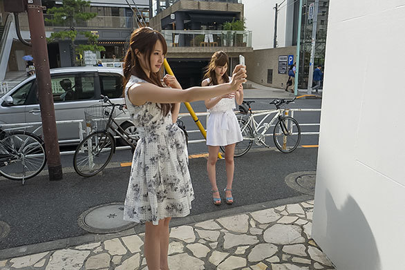 外に出て いちばん可愛い自分 を 自撮りする2つの基本テクニック 誰でもきれいにスマホで 自撮り が出来る10の かんたんテク