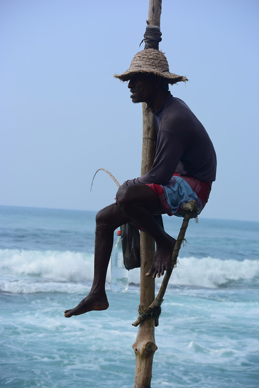 3ページ目 スリランカのウェリガマの 竹馬漁 ほそ い竿に乗ってのんびり魚釣り 古関千恵子の世界極楽ビーチ百景