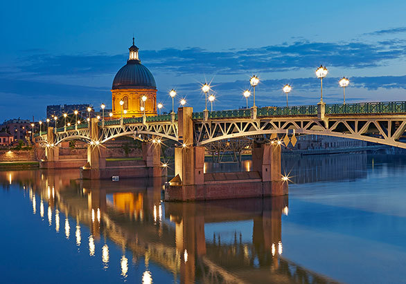 ガロンヌ川に架かる美しい橋が トゥールーズの夜景に彩りを添える 今日の絶景