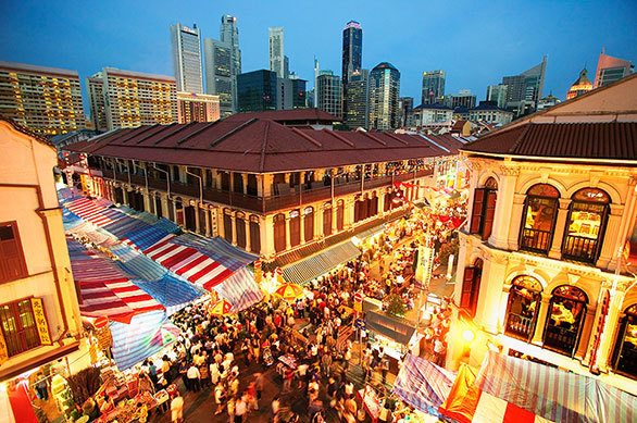 旧正月を迎えたシンガポール中華街は 夜市や獅子舞と伝統音楽で盛り上がる 今日の絶景