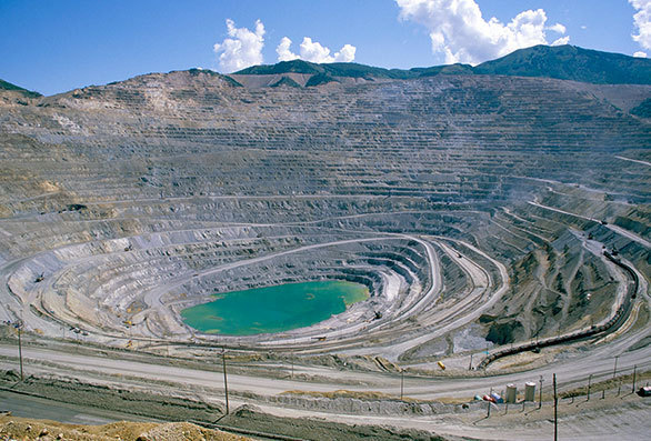 ユタ州で稼動する露天掘り鉱山は 宇宙からも確認できる巨大なすり鉢 今日の絶景