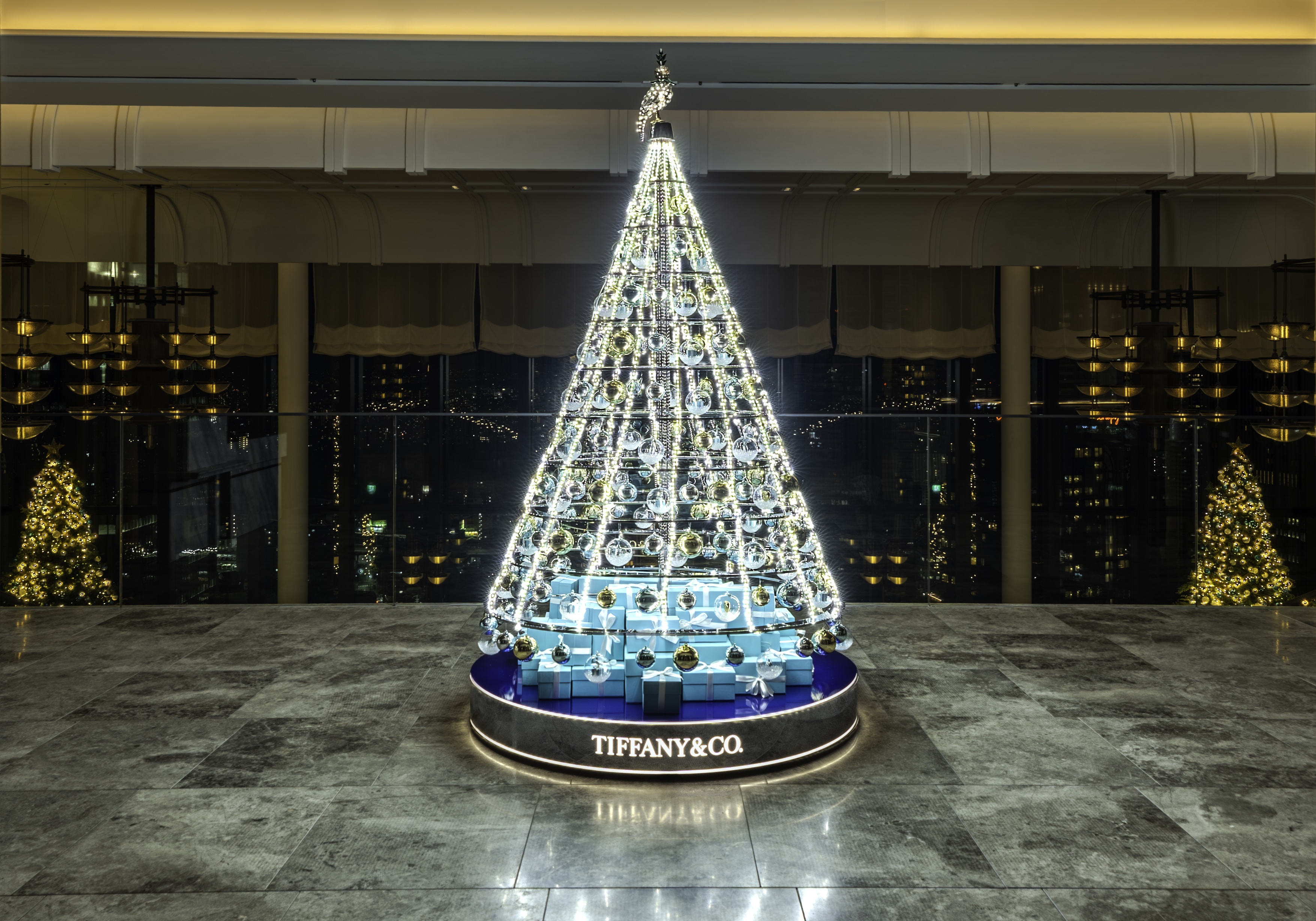 ウォルドーフ・アストリア大阪】ティファニーブルーに輝く！ 開業後初