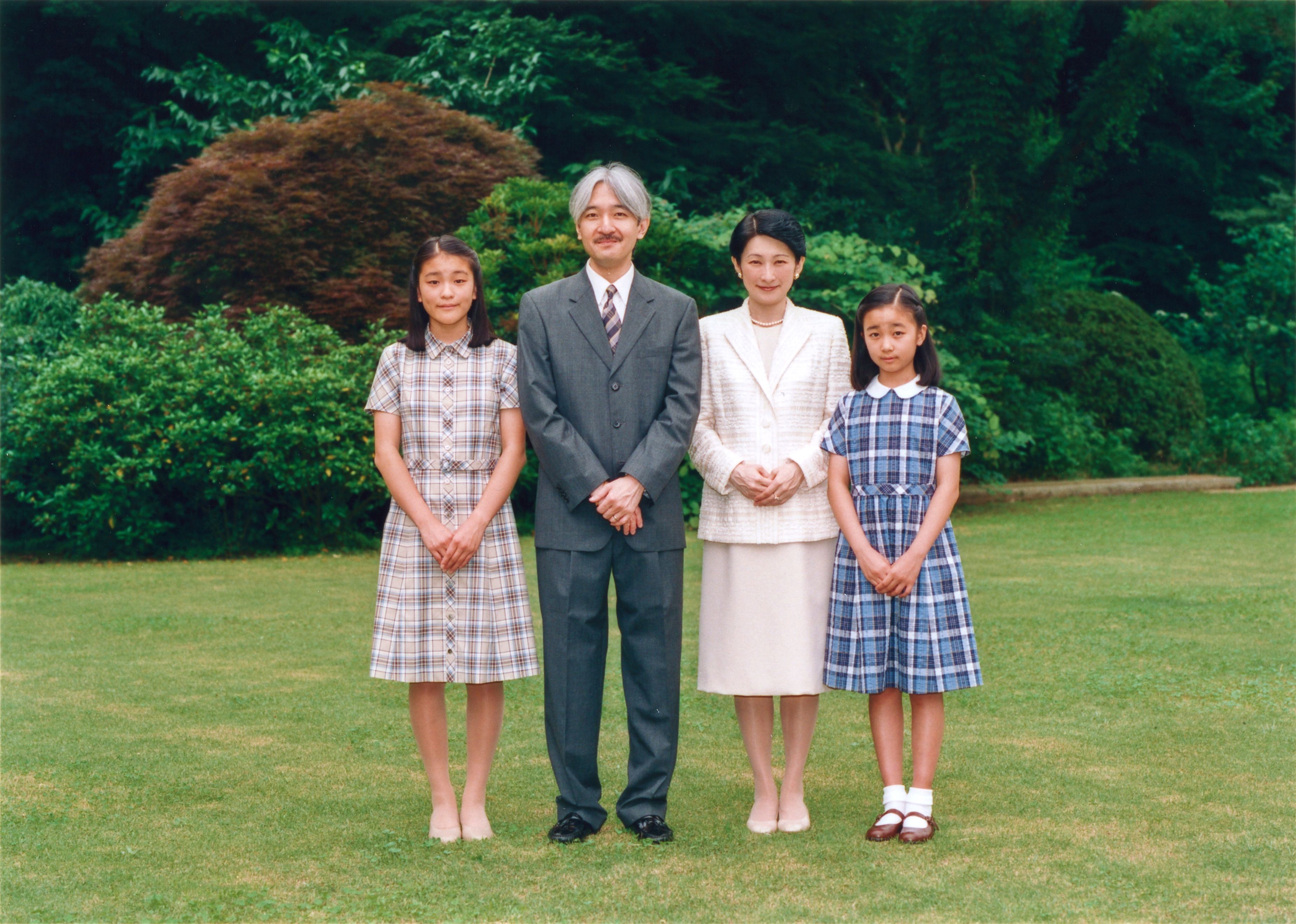 佳子さま ファッションに変化 透け感を楽しむ 赤文字系フェミニン へ 写真 19枚目