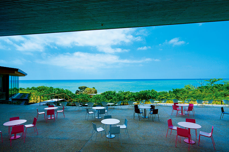 沖縄 海を眺めるなら 断然ここ 行きつけに加えたい最新カフェ 食べて 遊んで のんびりして やっぱり沖縄が好き