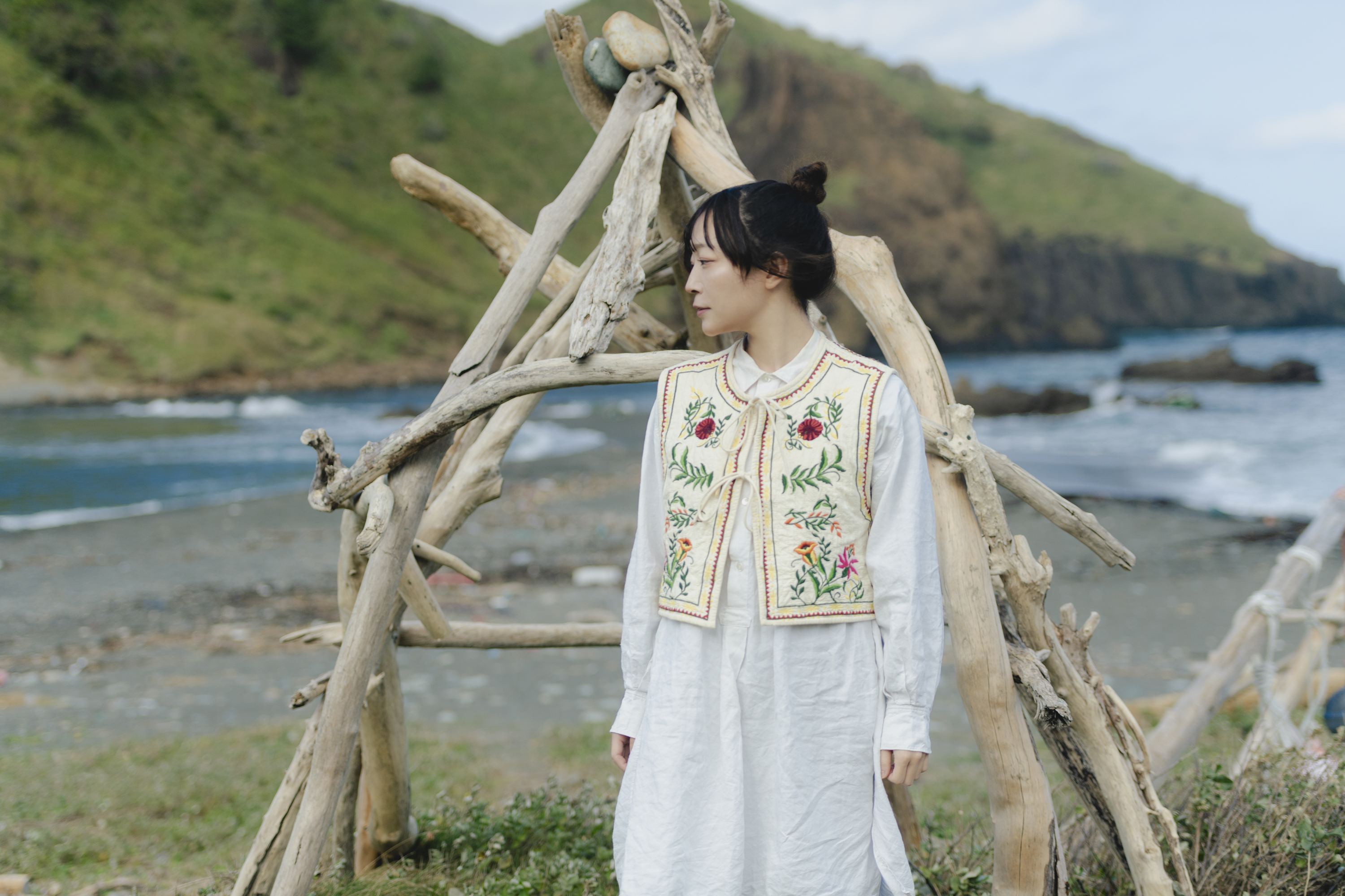 流木 オブジェ 『貝の記憶を聴く,a.』