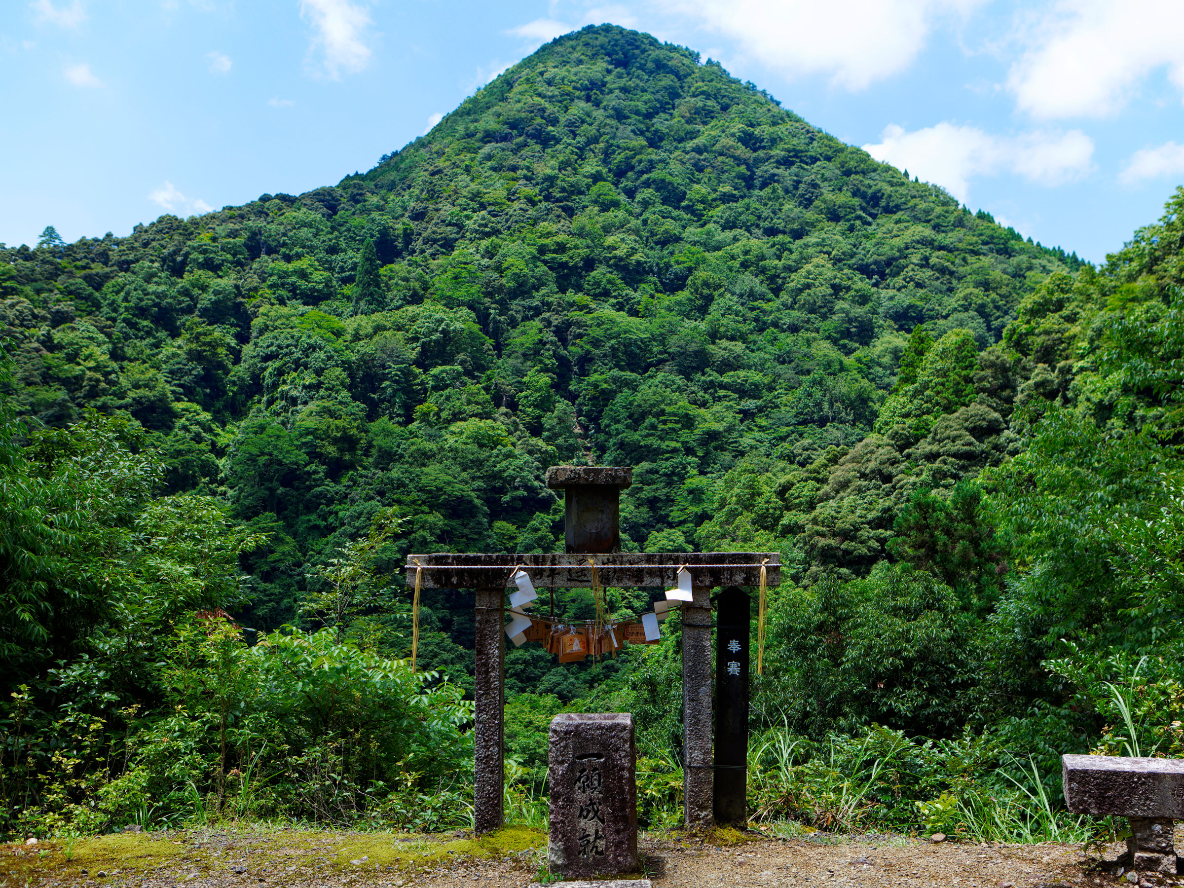 【京都府】夏の絶景・風物詩4選 ピラミッドの山容をした神秘の神体山