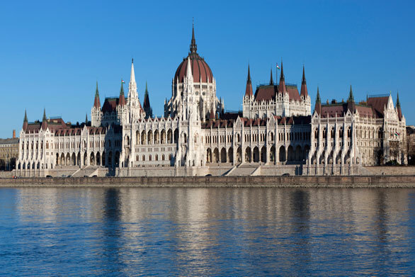 ハンガリー王の華麗なる宝冠を展示するブダペストの国会議事堂 今日の絶景