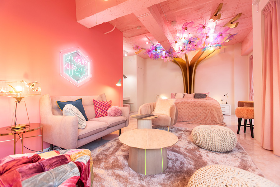 ピンクあふれる宿泊ルームに驚愕 原宿にオープンした Sakura とは