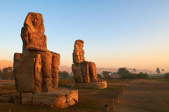 エジプトのナイル河畔に立つ巨像が 紀元前に観光客を集めた意外な理由 今日の絶景