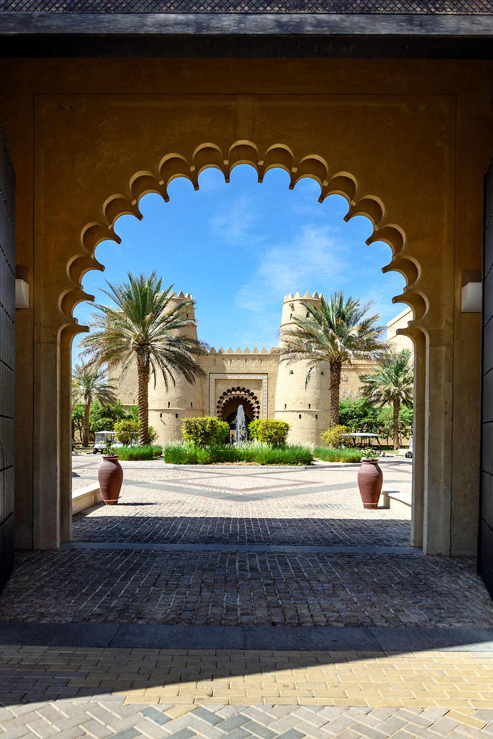 アラビア半島の砂漠に突如姿を現す 豪華リゾートは優美なオアシス アブ ダビで泊まりたい 珠玉のホテル