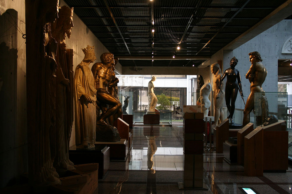 ルーブル美術館の名作が三重に ずらりと並ぶ圧巻の彫刻美術館 色彩豊かな 日本の個性派美術館へ