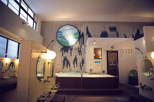 円型ペンキ絵と壁面タイルが可愛い 池尻大橋 文化浴泉 の大浴場 新しくて懐かしい デザイナーズ銭湯