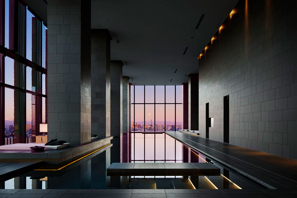 東京の休日 一流ホテルの 壮麗なプールに身を委ねてみたら 東京を旅する