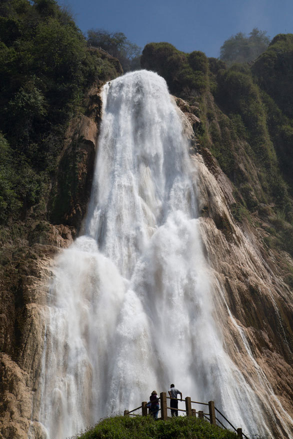 花嫁のベール と呼ばれるメキシコの滝の猛烈な水しぶき 今日の絶景