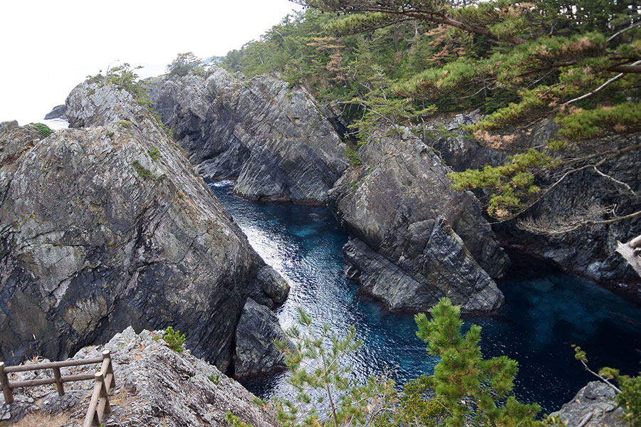 岩手 が誇る名勝 碁石海岸で 地球の造形美に圧倒される絶景を望む 古関千恵子の世界極楽ビーチ百景