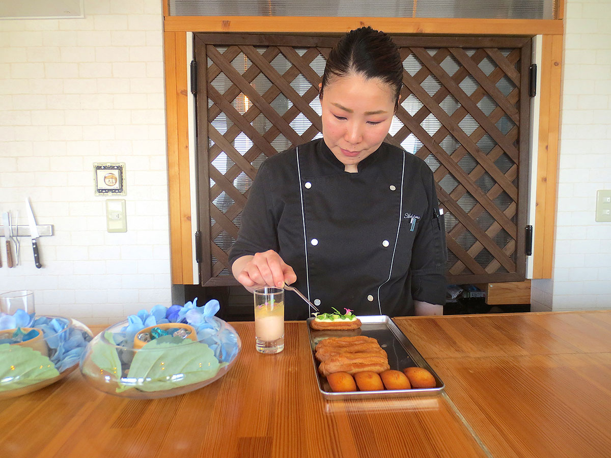 大阪府箕面市］一皿一皿目の前で仕上げられる、料理を巧みに組み込んだ