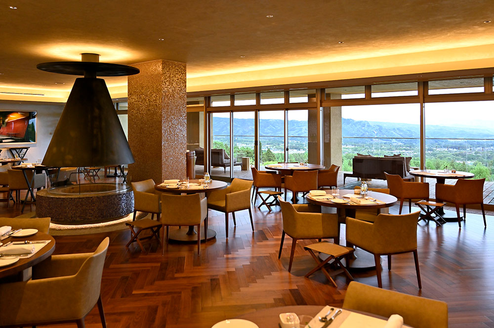 180度の眺望が素敵なオールデイダイニング「ラ・ルミエール・クレール」。フレッシュな美味しさいっぱいの朝食もこちらで。