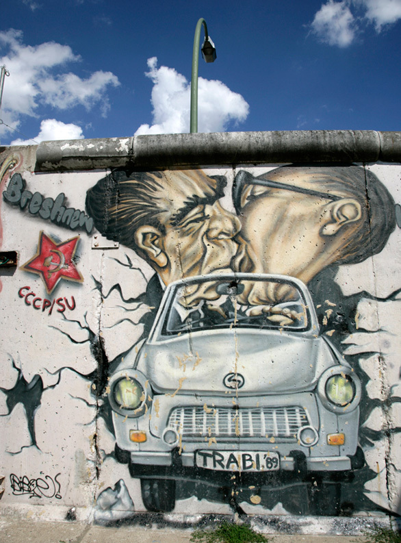 男同士がディープキスを交わす ベルリンの壁の強烈な風刺画 今日の絶景