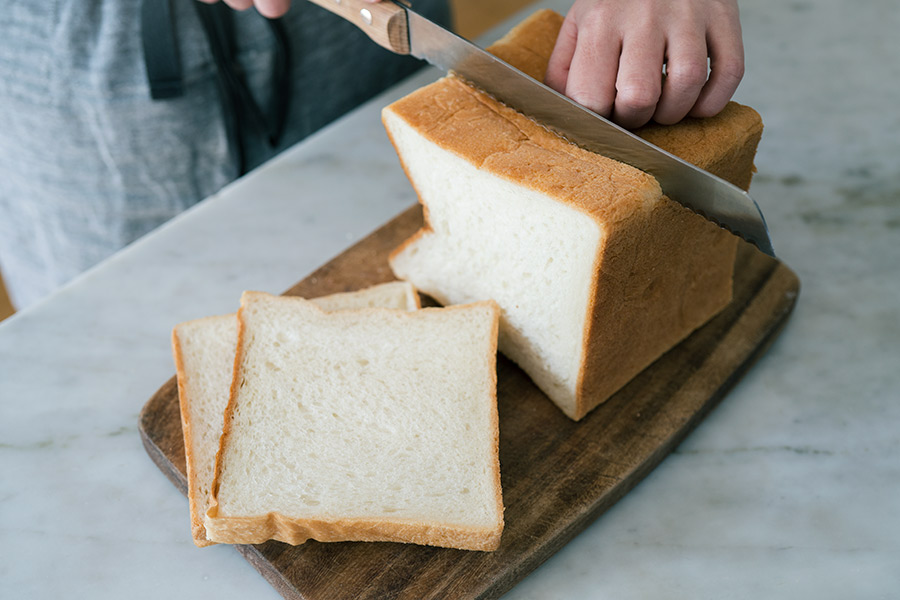 キッチンペーパーやラップを駆使して パンをおいしく冷凍保存する方法 食パンとバゲットの リベイクレシピ