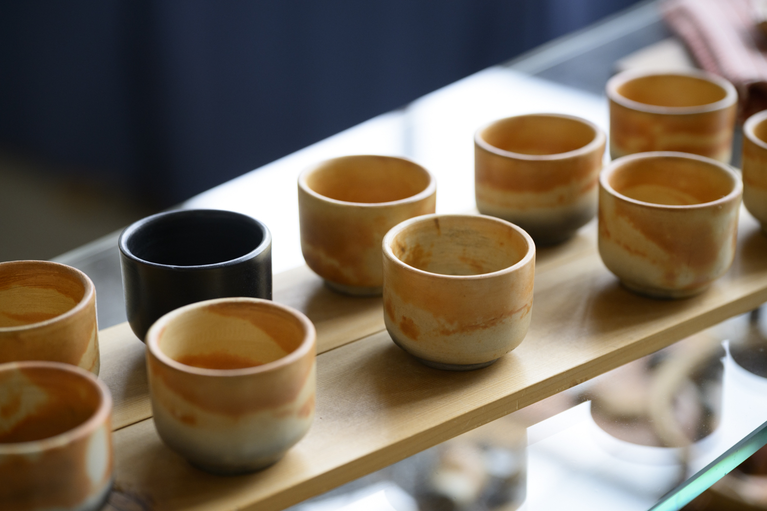 炎と煙で色付けされる幻の焼き物》雲火焼と、瀬戸内海を望む絶景カフェ