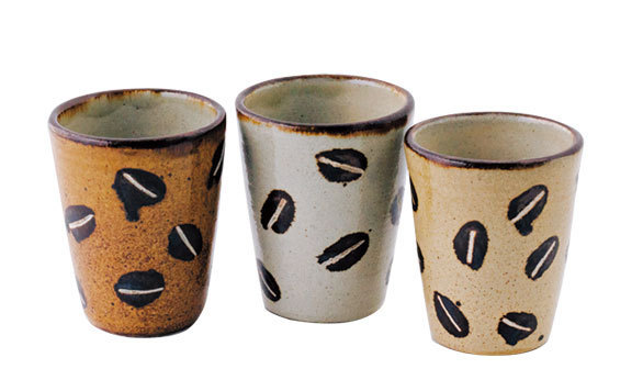 (2ページ目)沖縄生まれのコーヒー豆柄のカップが 午後のひと時に安らぎを与える