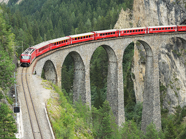 スイスの峡谷に架けられた あまりにも優雅な石造りの鉄道橋 今日の絶景
