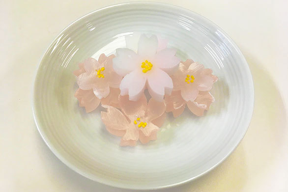 うっとりいつまでも見つめていたい 赤坂 塩野の桜干菓子 Crea編集部 今日のおやつ