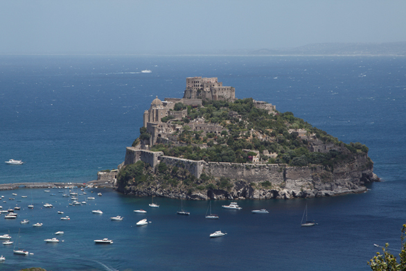 皇帝も愛したイスキアの海で威容を誇るアラゴン城 今日の絶景