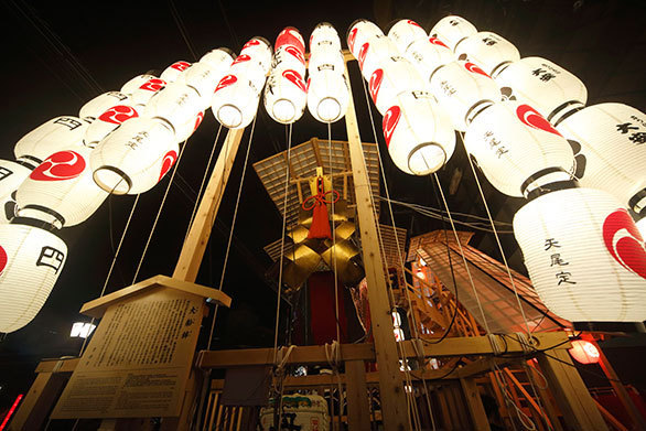 宵山は山鉾と提灯を見上げ 祇園囃子を聞きながらぶらり歩き 写真で楽しむ京都祇園祭