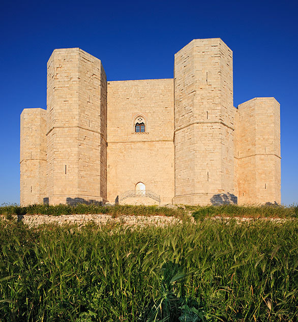 奇才皇帝の築いたイタリアの城には 8 という数字があふれている 今日の絶景
