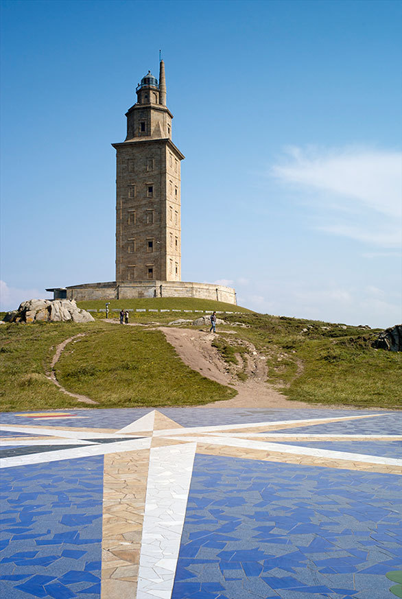 ヘラクレスが建てたとされる灯台は 2000年近くも夜の海を照らし続ける