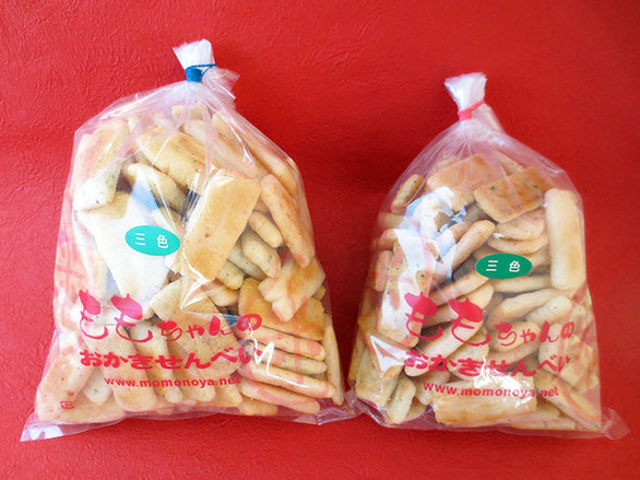 2ページ目 八尾の老舗の手焼きおかきせんべい 工場併設のショップで焼き立てを そおだよおこの関西おいしい おやつ紀行