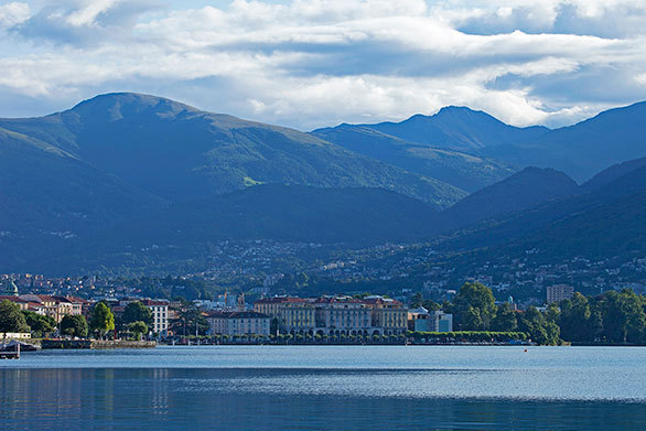 スイスのパブリックイメージを覆す 陽気な湖畔の街の公用語はイタリア語 今日の絶景