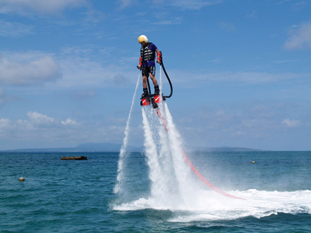 海上を空中散歩 新感覚マリンレジャーを楽しむ沖縄の オクマ 至福のホテル最新ニュース