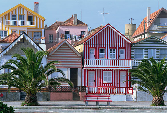 カラフルな縞模様はまるでパジャマ ポルトガルの海辺の街並みの秘密とは 今日の絶景