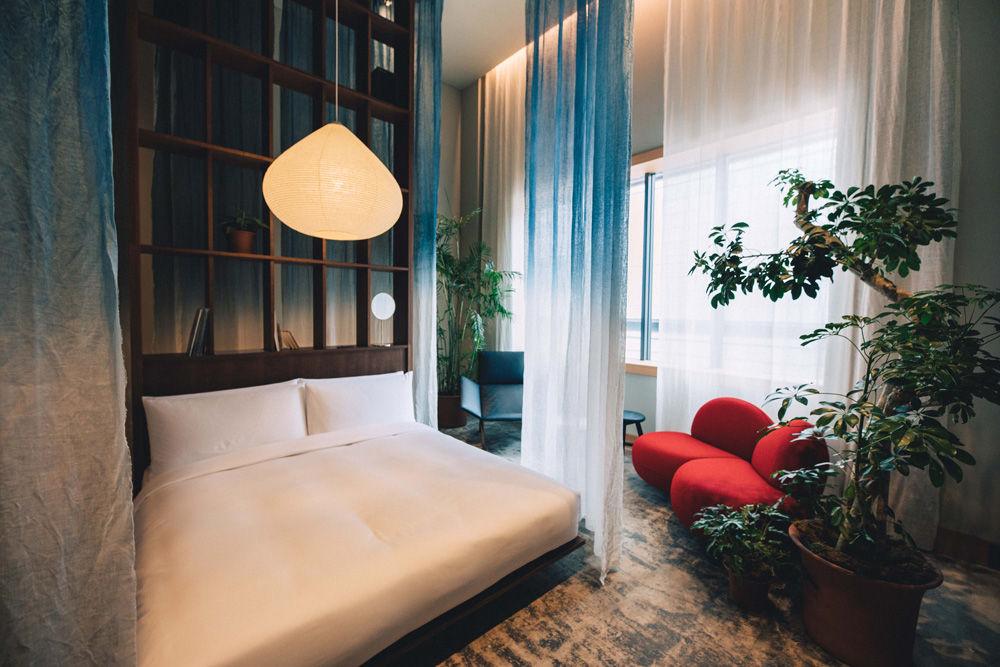 「HOTEL K5」 のスタンダードな客室「K5 ROOM」。ベッドはキングサイズ。CKRがデザインしたホテルオリジナル家具も配される。各客室にはレコードプレーヤーを用意。