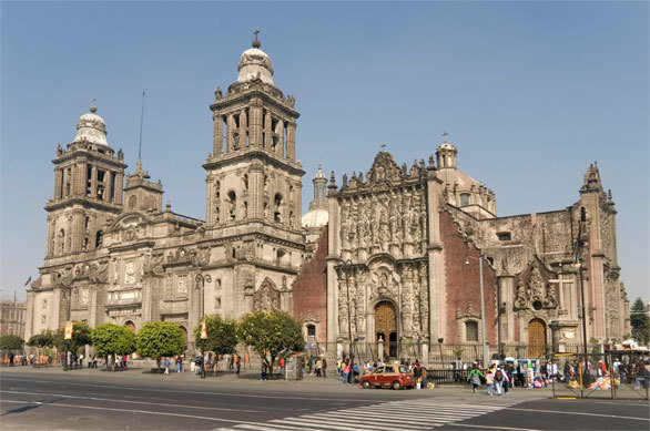 メキシコシティの中心に聳えるラテンアメリカ最大級の教会 今日の絶景