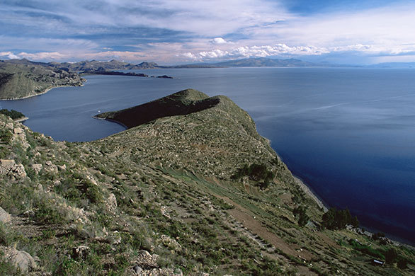 富士山より高い標高に位置する 天空の古代湖 チチカカ湖 今日の絶景