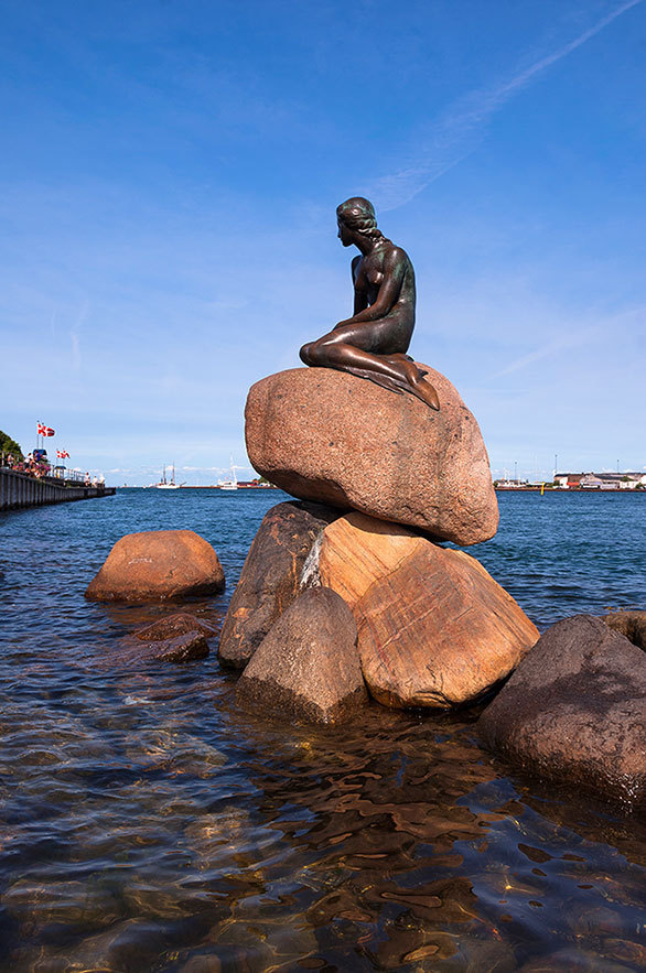コペンハーゲン名物の人魚姫の像が なぜか二本足を備えている理由とは 今日の絶景