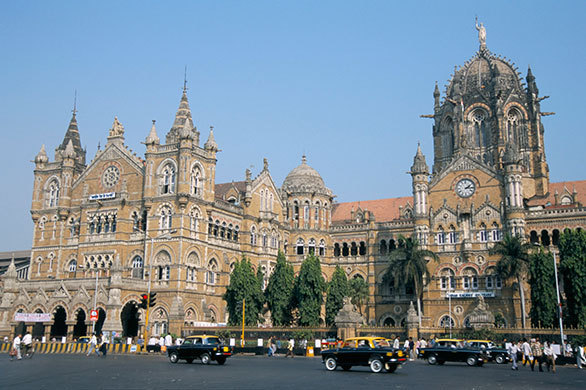 宮殿と見紛う豪華さに誰もが驚く ムンバイの駅の命名の由来は 今日の絶景