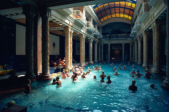 ブダペストで最も壮麗な温泉では 「裸にエプロン」が女性のたしなみ？ 今日の絶景