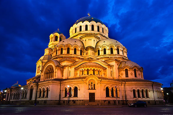 ブルガリアの首都ソフィアの象徴は 金箔が施されたドームを頂く大聖堂