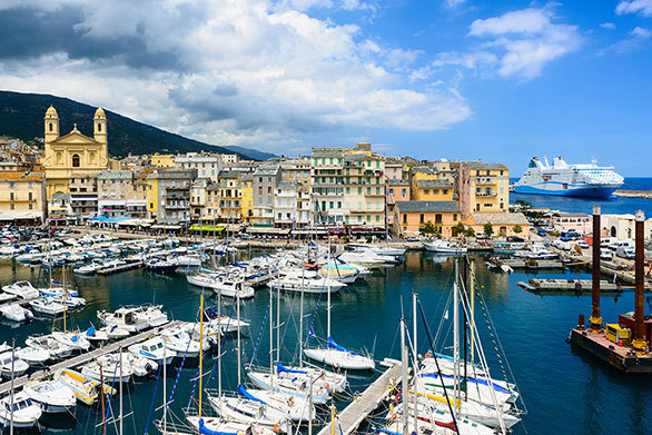 フランス領ながら風情はイタリア 地中海に浮かぶコルシカ島の港町 今日の絶景